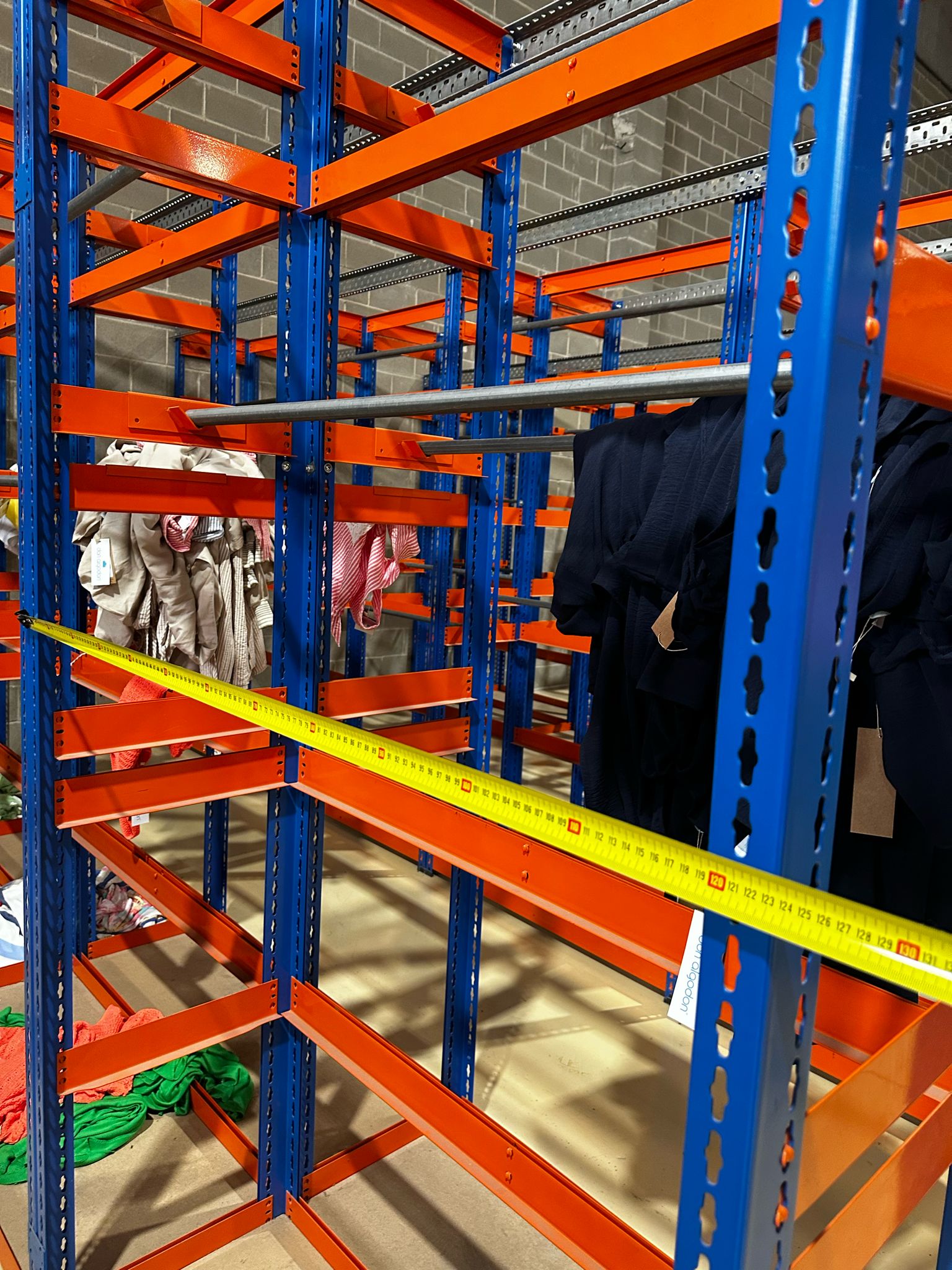 estantería metálica para prenda colgada