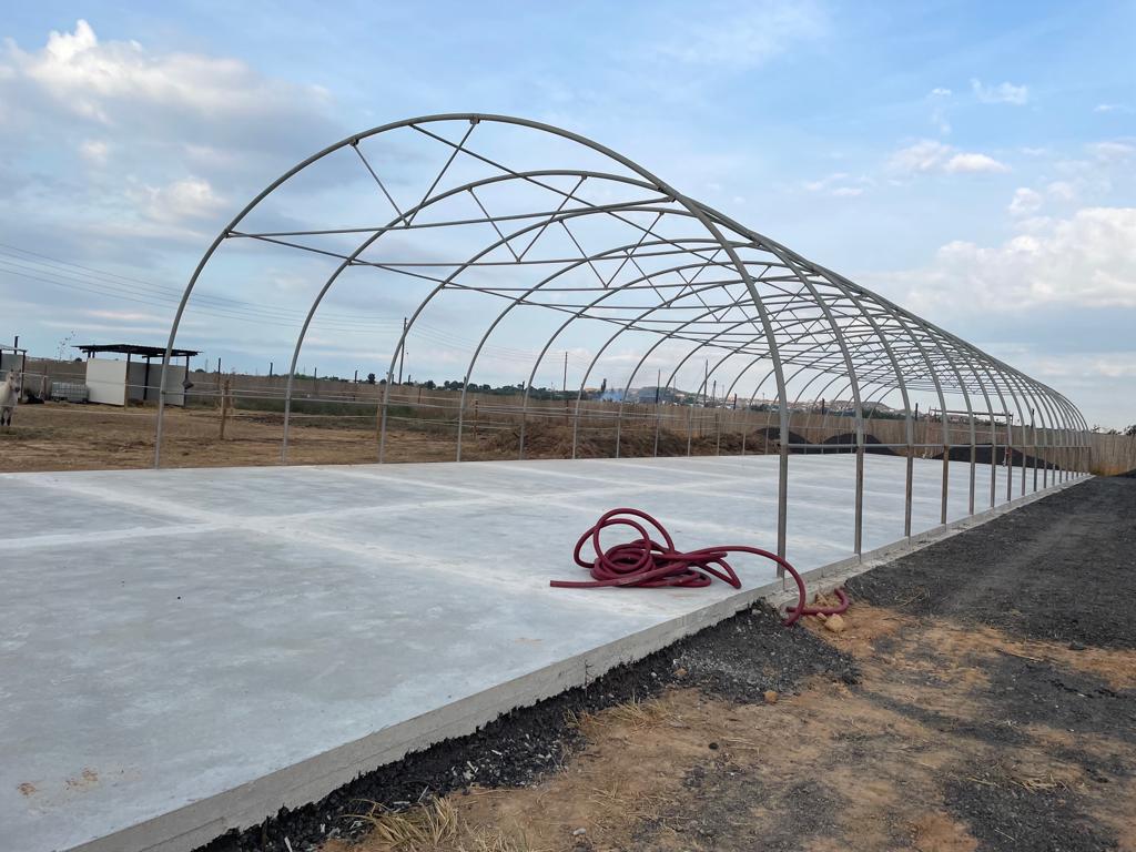 estructura metálica tipo túnel de 20x8 m con tubo de 60 mm – solo estructura sin lona