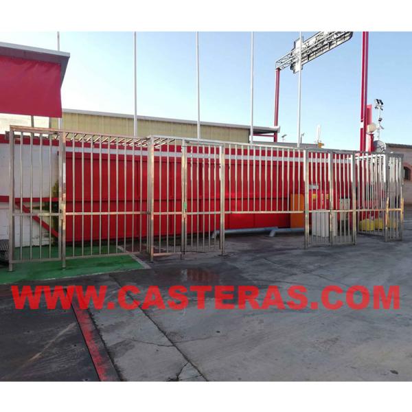 reja metálica con puertas