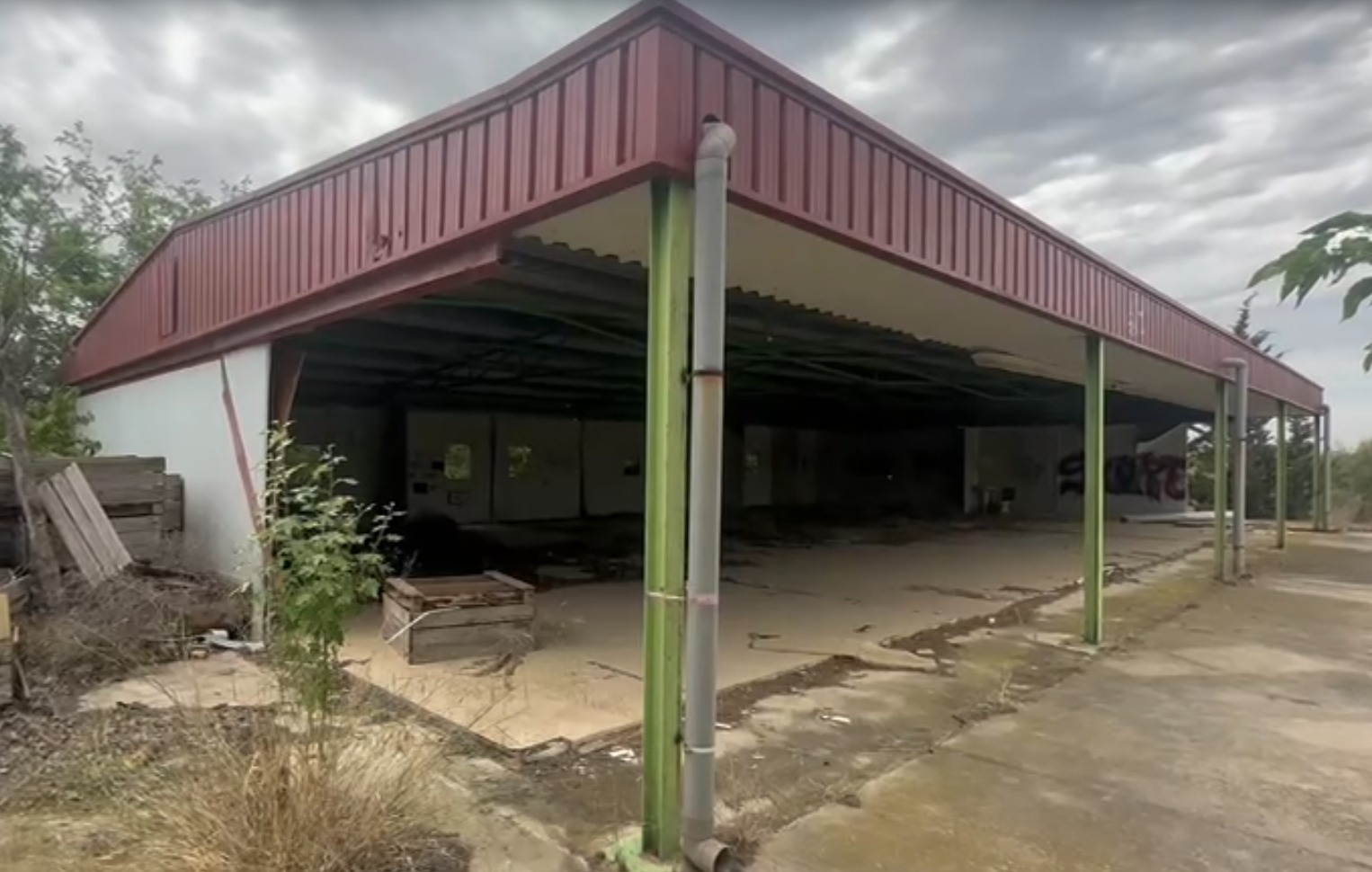 carpa metálica industrial desmontable 14 x 24 m con estructura y cubierta de chapa