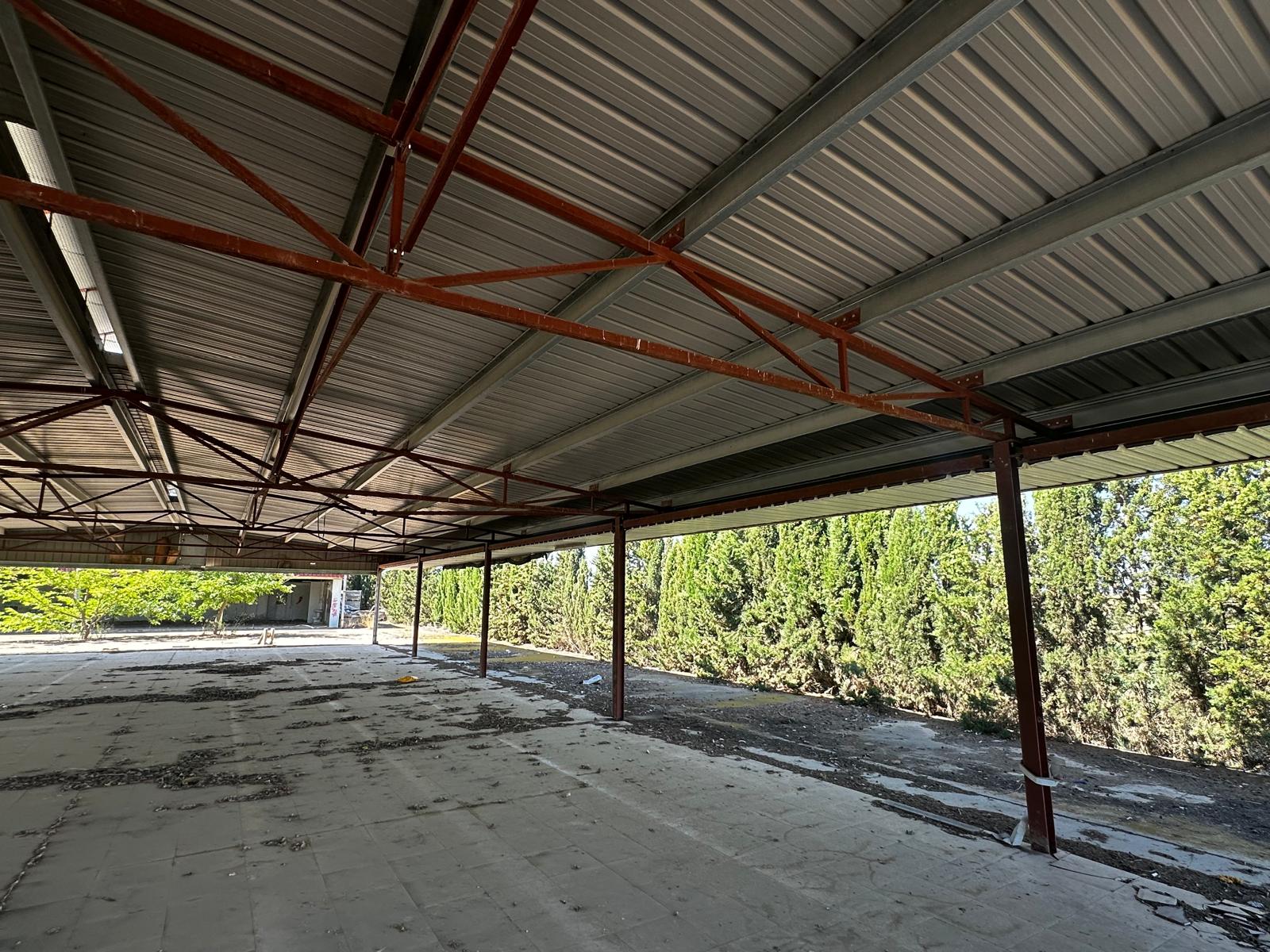 carpa metálica industrial desmontable 14,30 x 30 m con cubierta de chapa