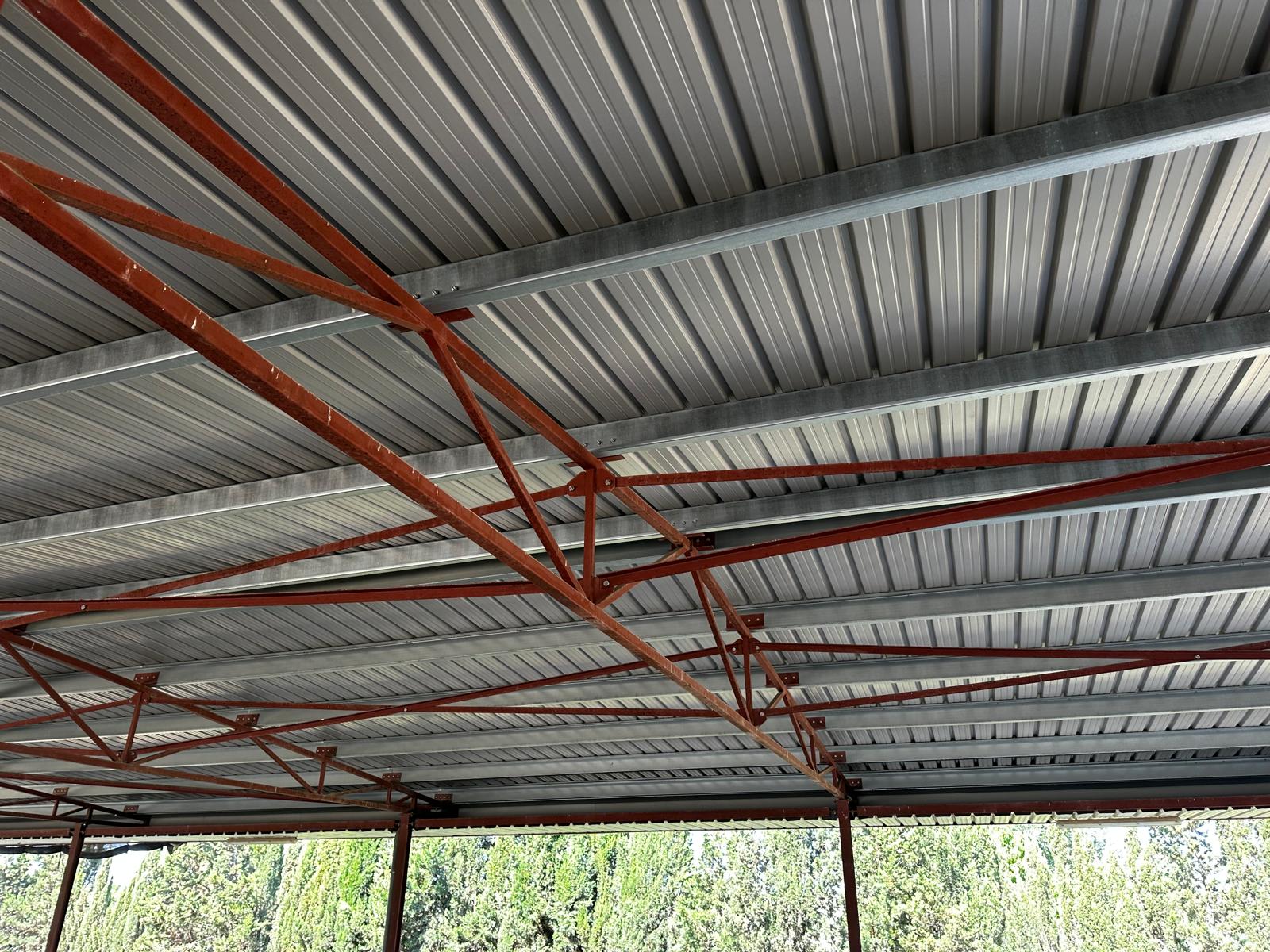 carpa metálica industrial desmontable 14,30 x 30 m con cubierta de chapa