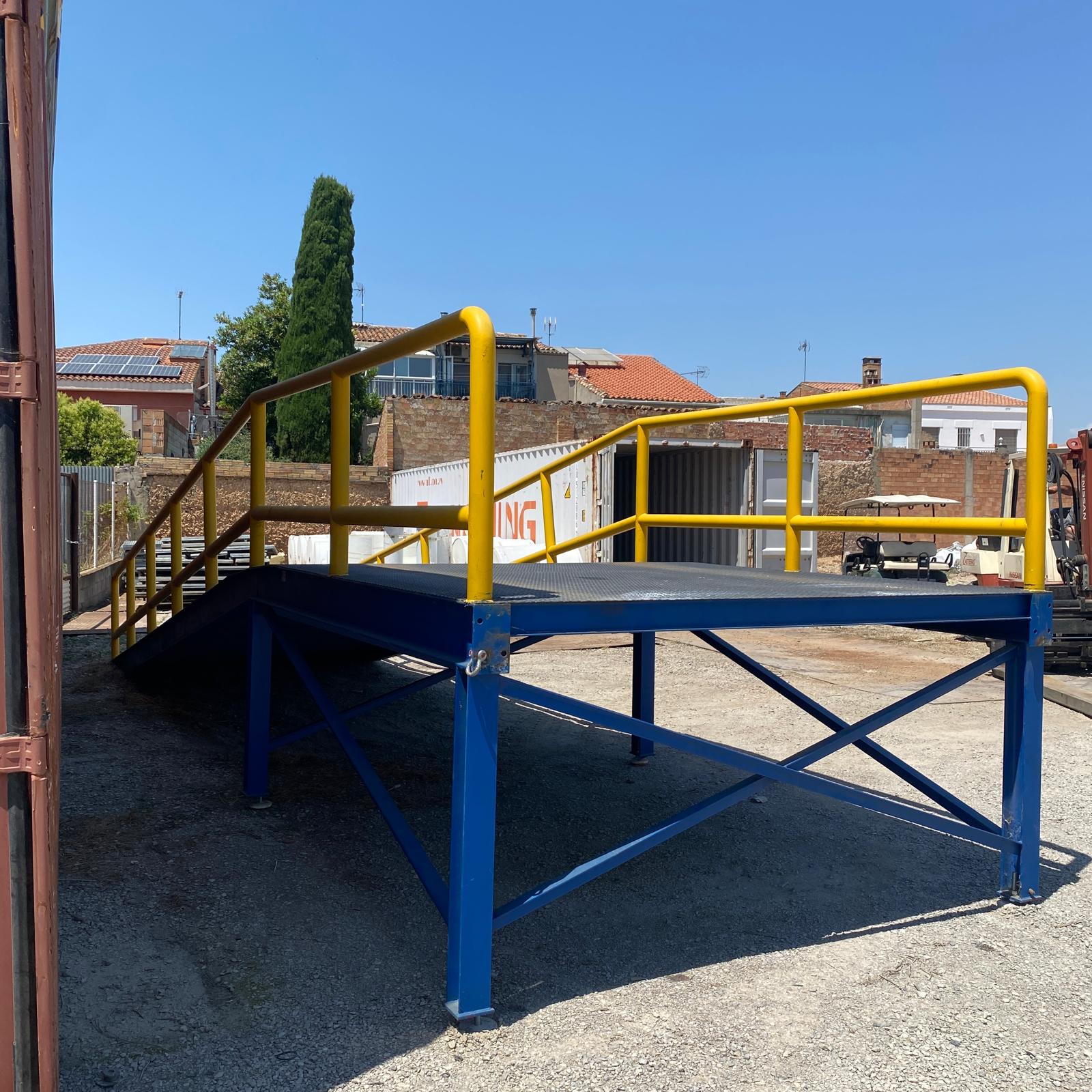 rampa metálica industrial con plataforma de carga y barandillas